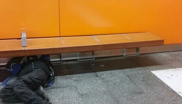 Demontage von Armlehnen an Bänken der Deutschen Bahn, Januar 2023.