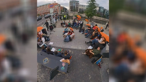 Offenes Parlament zu Gaza und Israel auf der Marschallbrücke in Berlin-Mitte, 4. Juni 2025.