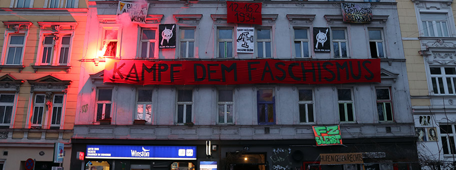 Die Pankahyttn am 12.2021 7h morgens. Aktion zum Gedenken an den Beginn der Kampfhandlungen beim Hotel Schiff in Linz.