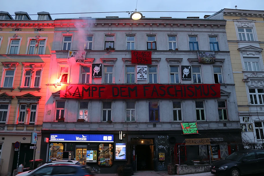 Die Pankahyttn am 12.2021 7h morgens. Aktion zum Gedenken an den Beginn der Kampfhandlungen beim Hotel Schiff in Linz.