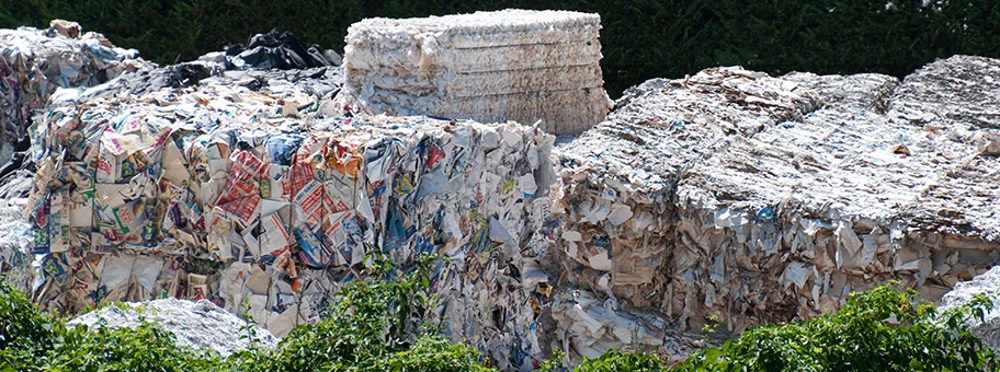 Altpapier auf einem Recyclinghof in Ponte a Serraglio bei Bagni di Lucca, Italien.