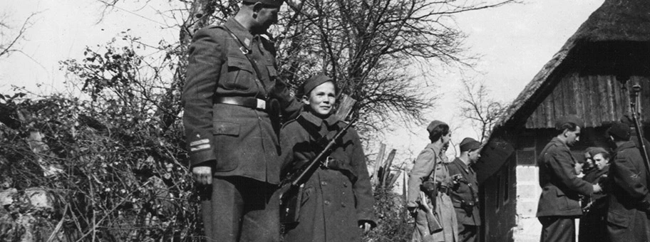 Jugoslawische Partisanen in der Nähe von Ljubljana im Kampf gegen den deutschen Nationalsozialismus, 1944.