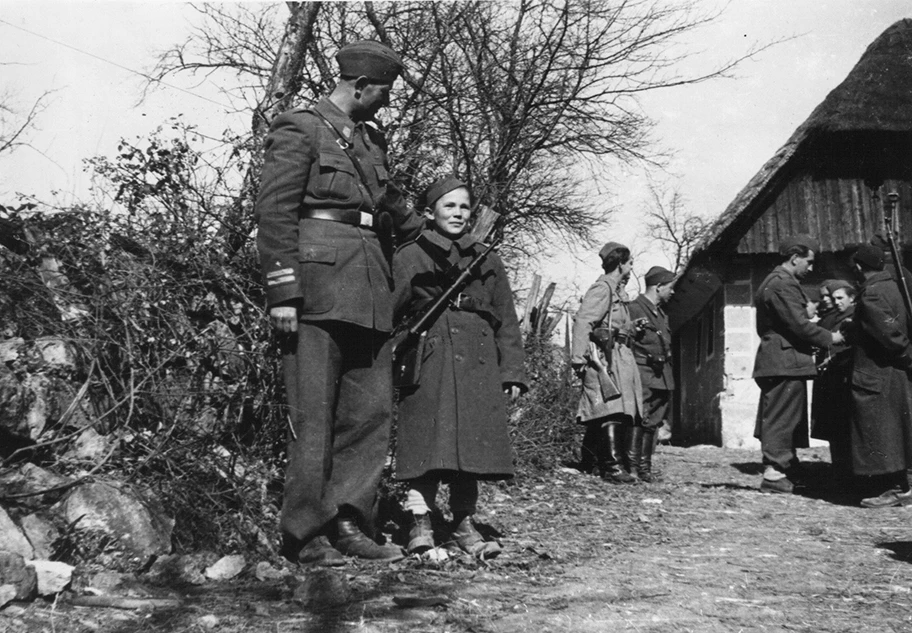 Jugoslawische Partisanen in der Nähe von Ljubljana im Kampf gegen den deutschen Nationalsozialismus, 1944.