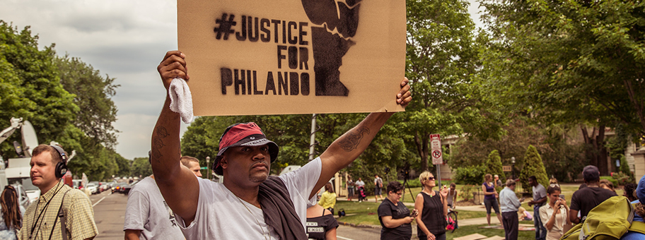 Demonstration vor dem Haus des Gouverneurs in Falcon Heights, Minnesota.