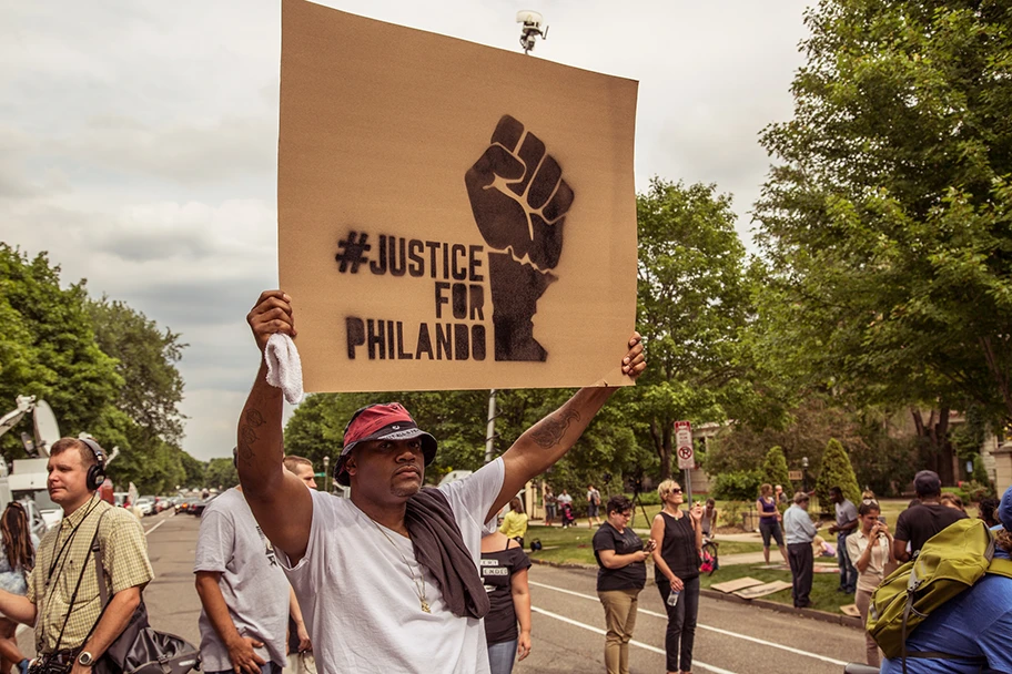 Demonstration vor dem Haus des Gouverneurs in Falcon Heights, Minnesota.