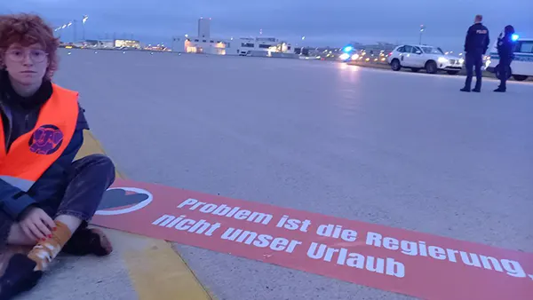 Eine Unterstützerin der Letzten Generation am Samstagmorgen auf dem Münchner Flughafen.