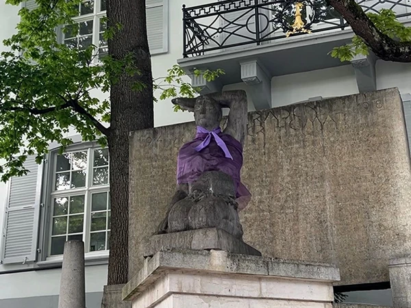Feministisches Kollektiv Baselland macht mit ihrer Aktion auf Carearbeit und strukturelle Benachteiligung aufmerksam.