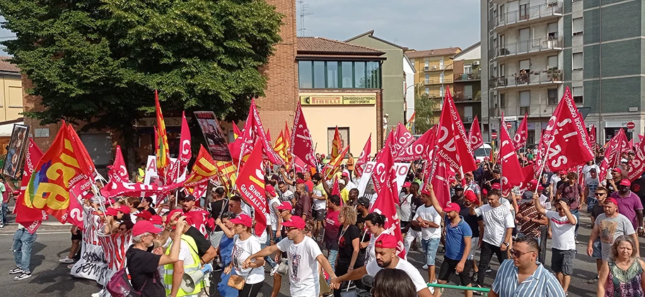 Demonstration der italienischen Basisgewerkschaften USB und SI Cobas in Piacenza gegen die staatliche Repression, 23. Juli 2022.