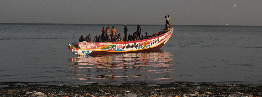 Fischer auf einer Piroge vor der Küste von Dakar, Senegal.