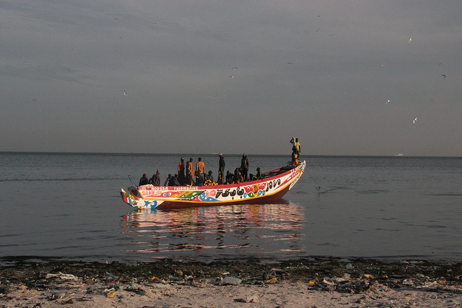 Fischer auf einer Piroge vor der Küste von Dakar, Senegal.