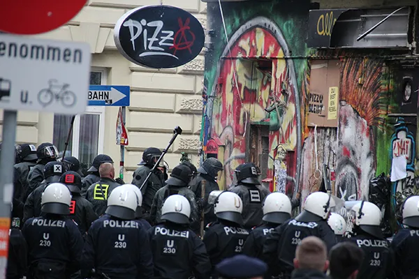 Polizeiliche Räumung der Pizzeria Anarchia in Wien.