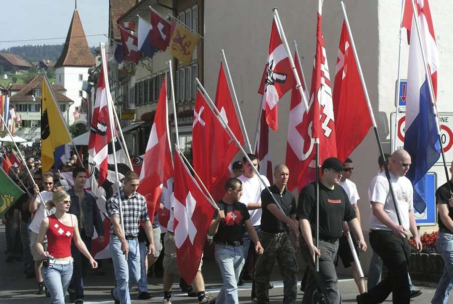 Immer wieder Innerschweiz. Umzug der PNOS durch Sempach anlässlich der Schlachtfeier.