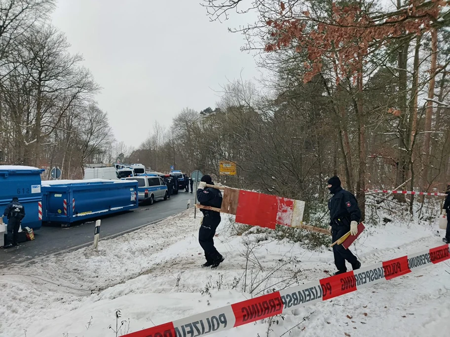 Unverhältnismäßige Räumung des friedlichen Protests im Lüner Holz gegen die umweltzerstörende Autobahn am 12. Januar 2026.