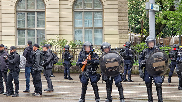 Einsatz der Zürcher Stadpolizei am Helvetiaplatz, Mai 2023.