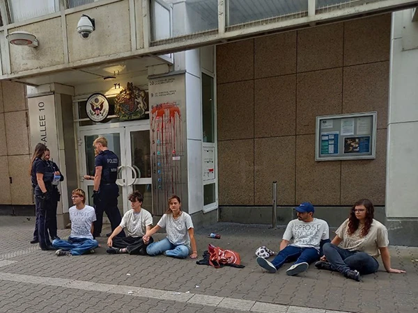 Unterstützer*innen von Palestine Rising vor dem britischen Konsulat in Düsseldorf.