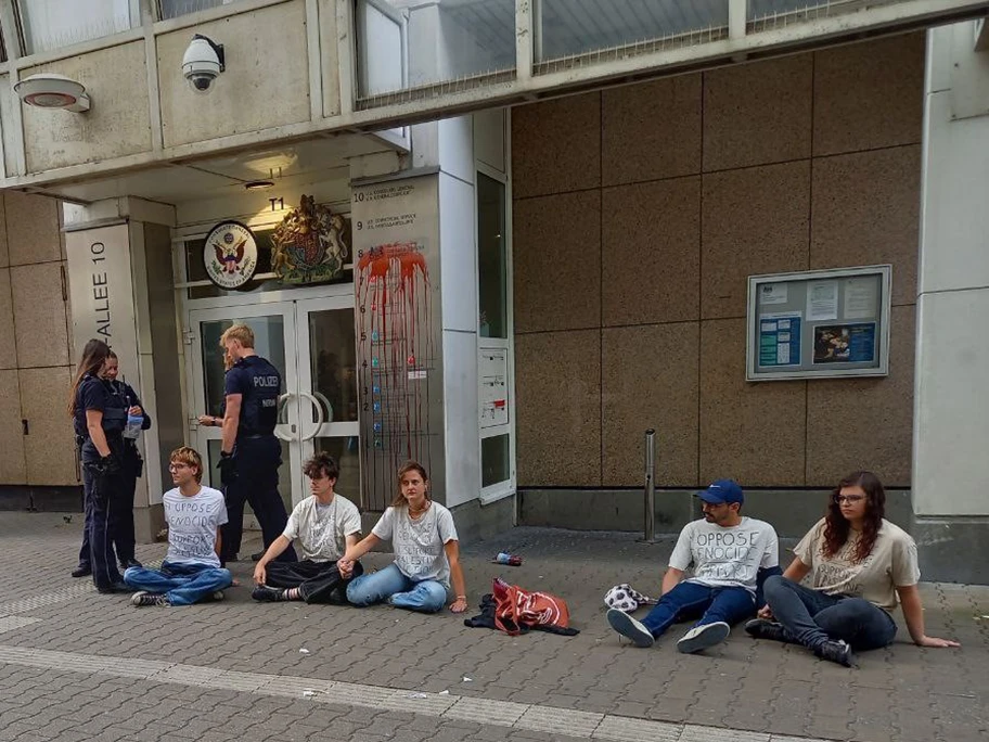 Unterstützer*innen von Palestine Rising vor dem britischen Konsulat in Düsseldorf.