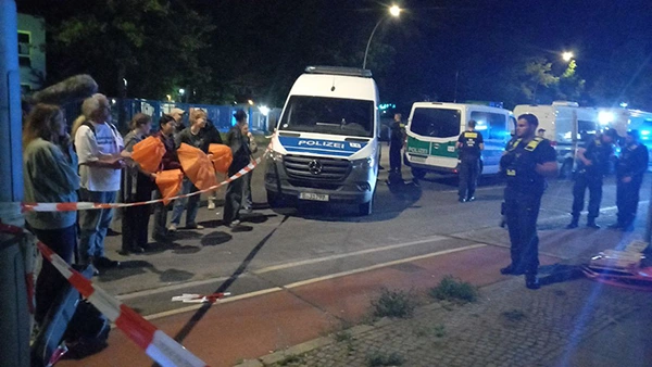 Vor der Springer-Druckerei stehen friedliche Unterstützer:innen der Neuen Generation der Polizei gegenüber.