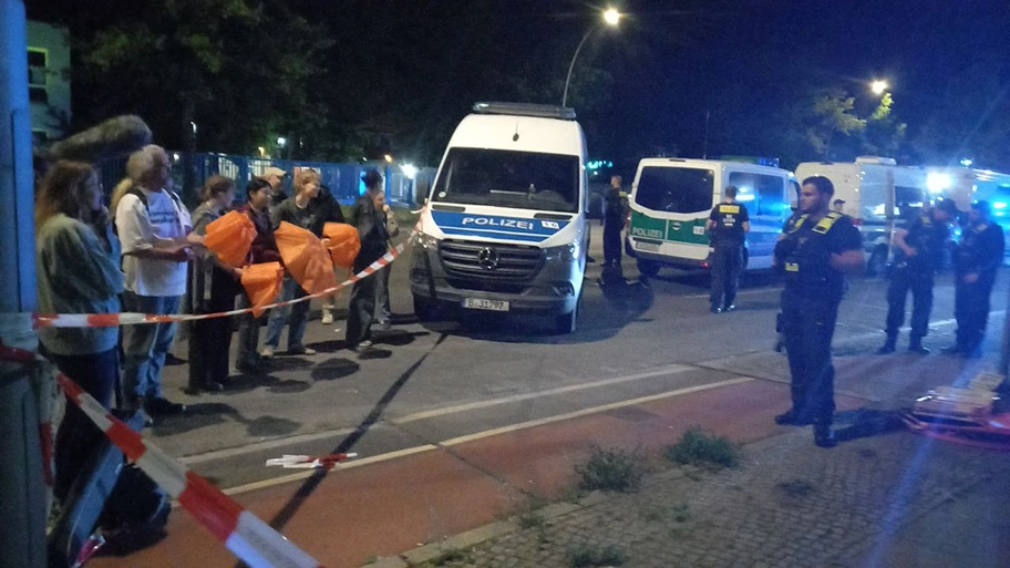 Vor der Springer-Druckerei stehen friedliche Unterstützer:innen der Neuen Generation der Polizei gegenüber.