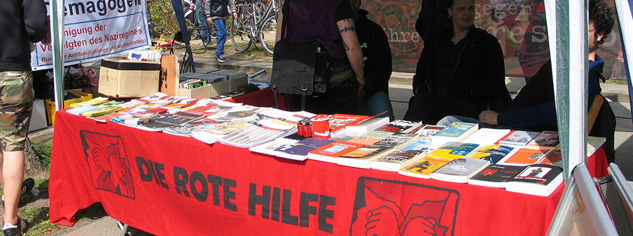Info-Stand der Roten Hilfe am 1. Mai 2013 in Hannover.