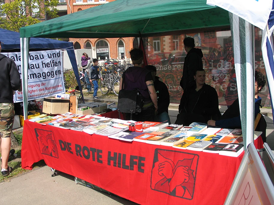 Info-Stand der Roten Hilfe am 1. Mai 2013 in Hannover.