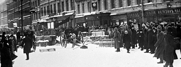 Barrikaden auf dem Litejni-Prospekt in Petrograd, Februar 1917.