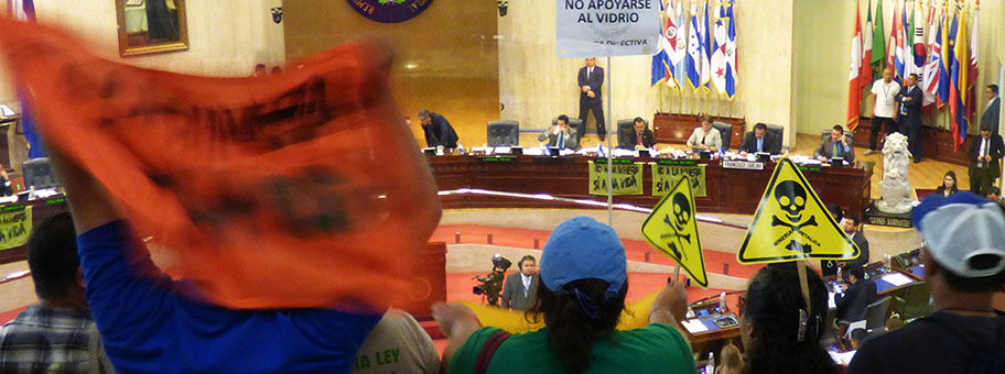 Siegessicher - Umweltaktivistinnen erwarten voller Spannung die Verabschiedung des Anti-Bergbaugesetzes im salvadorianischen Parlament.