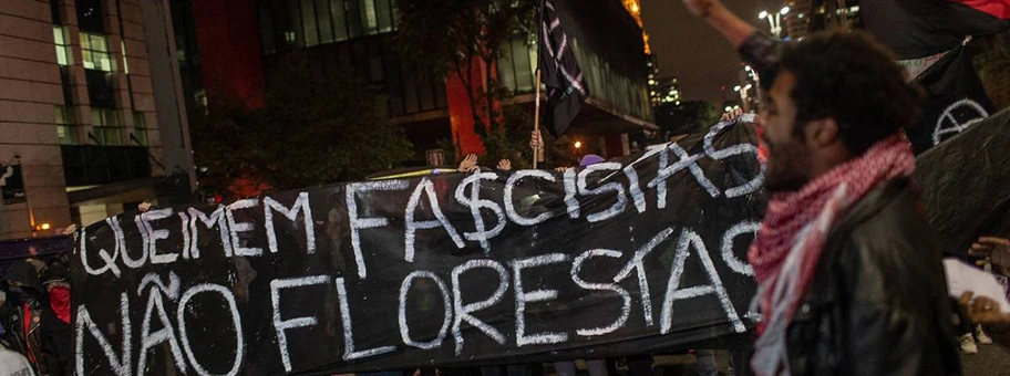 Anarchist:innen in Sao Paulo protestieren am 23. August 2019 gegen die Regierung und gegen die Abholzung des Amazonas: ›Verbrennt Faschisten, nicht Wälder!‹.