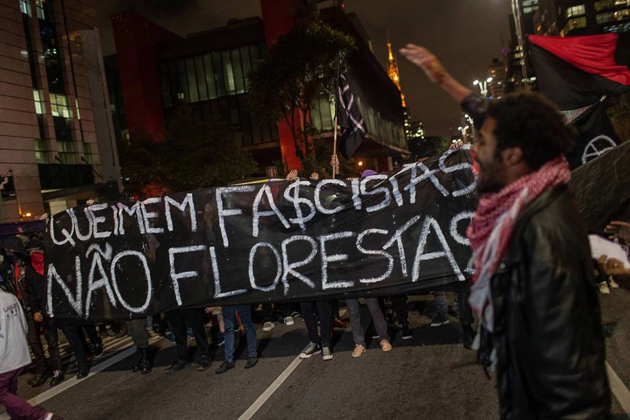 Anarchist:innen in Sao Paulo protestieren am 23. August 2019 gegen die Regierung und gegen die Abholzung des Amazonas: ›Verbrennt Faschisten, nicht Wälder!‹.