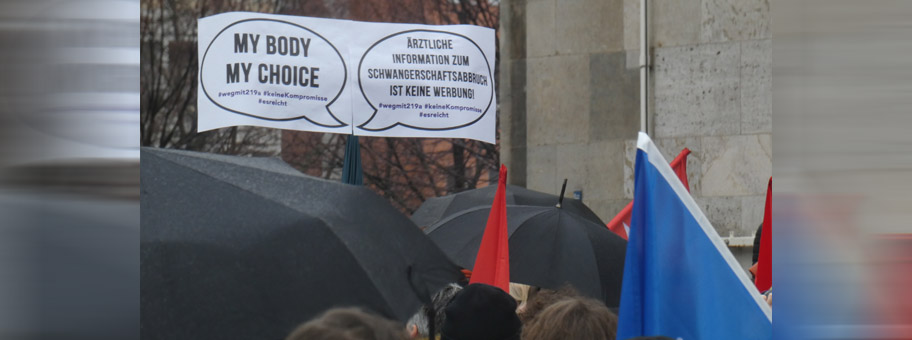 Aktionstag gegen die Kriminalisierung des Schwangerschaftsabbruchs in Berlin vor der Volksbühne, Januar 2019.