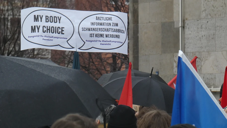 Aktionstag gegen die Kriminalisierung des Schwangerschaftsabbruchs in Berlin vor der Volksbühne, Januar 2019.