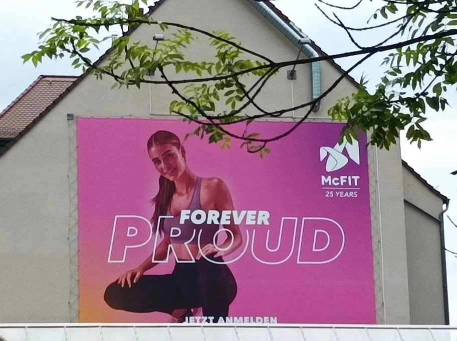 Plakatwerbung für ein Fitnessstudio.