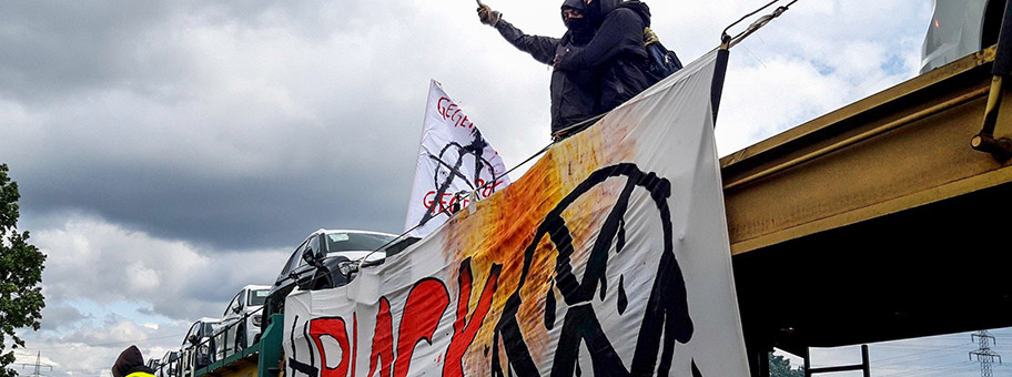 VWBlockade am Mittellandkanal.