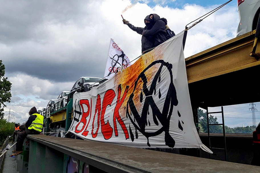 VW-Blockade am Mittellandkanal.