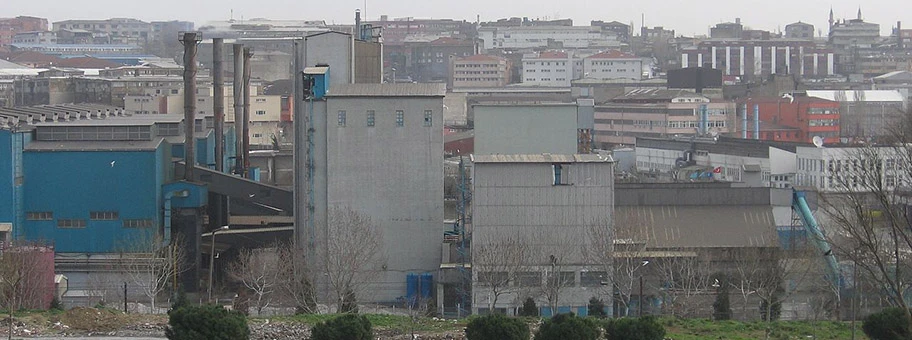 6.000 Arbeiter*innen traten im Mai 2017 in allen neun Betrieben des Glasproduzenten Şişecam (im Bild das Werk in Istanbul) in den Streik für einen besseren Tarifvertrag.