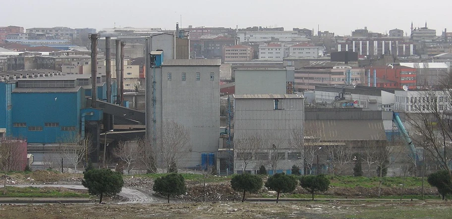 6.000 Arbeiter*innen traten im Mai 2017 in allen neun Betrieben des Glasproduzenten Şişecam (im Bild das Werk in Istanbul) in den Streik für einen besseren Tarifvertrag.