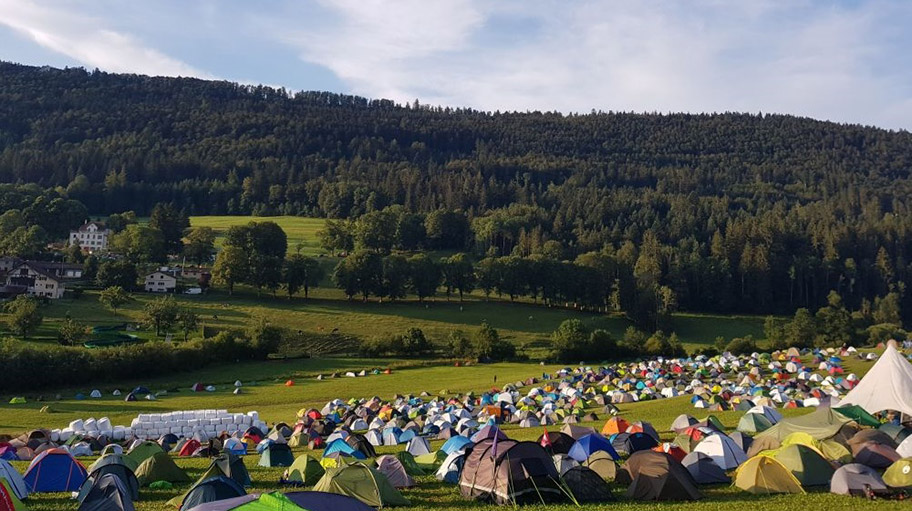 Campingplatz des Anarchistenkongress in St. Imier, Juli 2023.