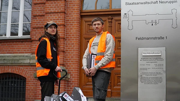 Mirjam Herrmann und Henning Jeschke übergeben im März über 2000 Stellungnahmen von Unternehmen, Organisationen und Einzelpersonen, die sich gegen eine Anklage aussprechen, an die Staatsanwaltschaft Neuruppin.