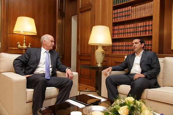 Der ehemalige Premierminister Griechenlands, George Papandreou mit dem neuen griechischen Ministerpräsidenten Alexis Tsipras.