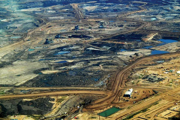 Industrieller Abbau von Teersand in der kanadischen Provinz Alberta.