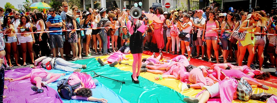 Protestaktion des Anarcho-Kollektivs «Mashpritzot» gegen Pinkwashing während der Tel Aviv Pride Parade im Jahr 2013.