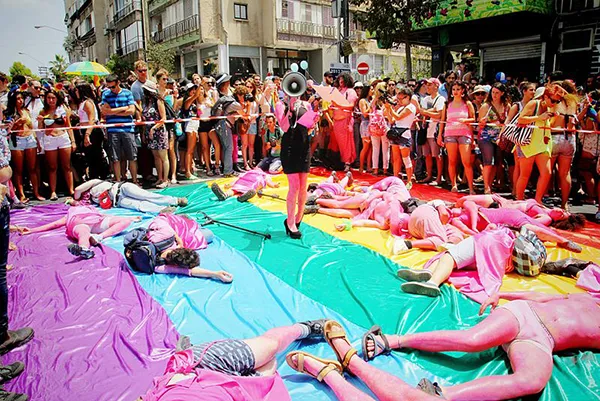 Protestaktion des Anarcho-Kollektivs «Mashpritzot» gegen Pinkwashing während der Tel Aviv Pride Parade im Jahr 2013.