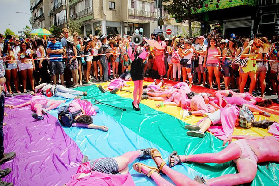 Protestaktion des Anarcho-Kollektivs «Mashpritzot» gegen Pinkwashing während der Tel Aviv Pride Parade im Jahr 2013.