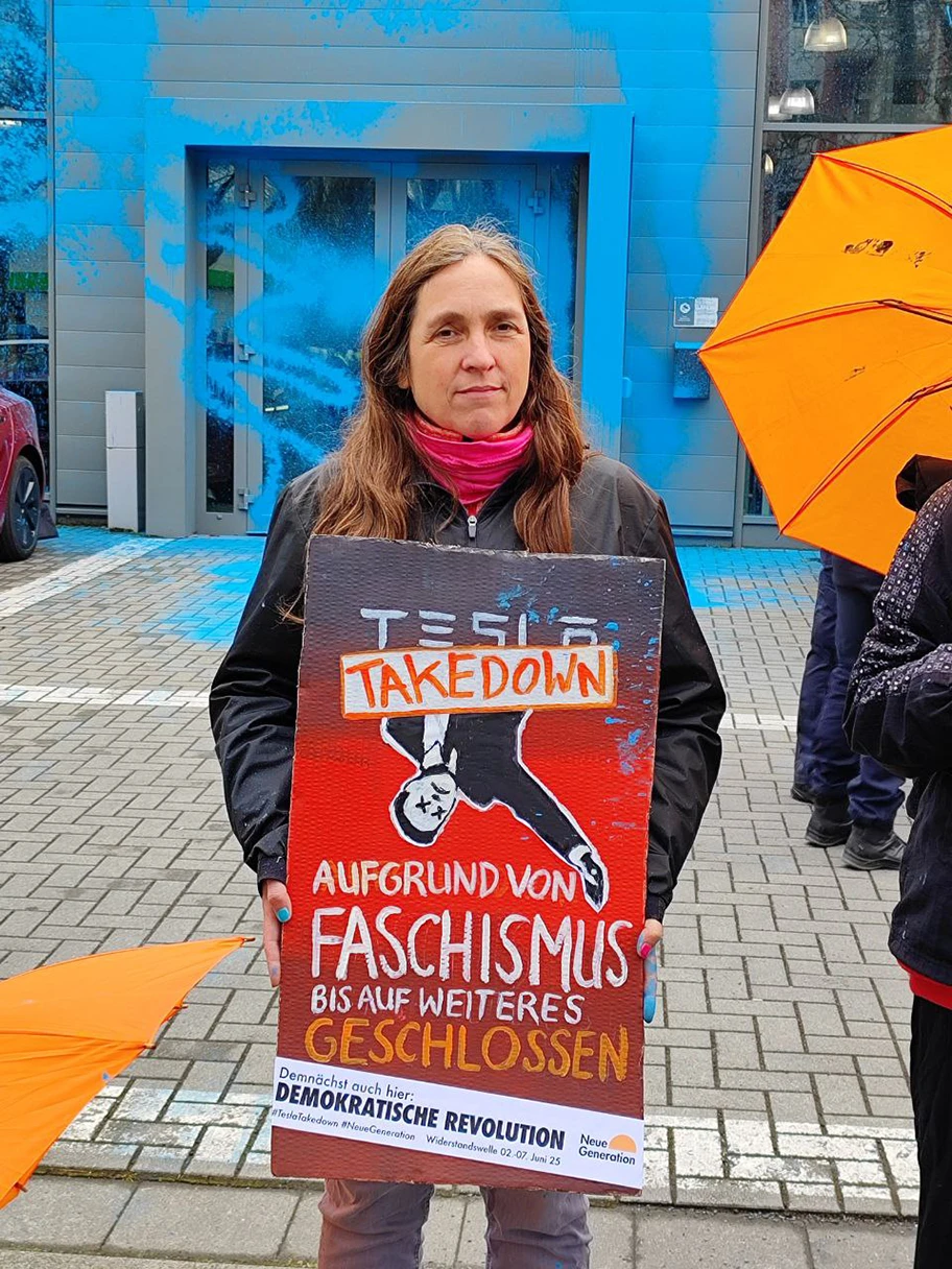 Protest vor dem Tesla Store im Berliner Bezirk Reinickendorf, 31. März 2025.
