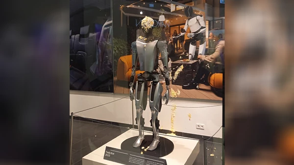 Tesla-Showroom in der Mall of Berlin.