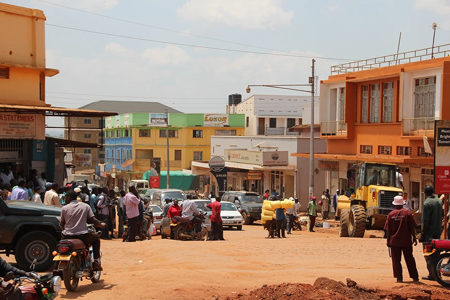 Zerstörung von illegalen Anbauten und Gebäude mit Bulldozer in Mbale, Ostuganda.