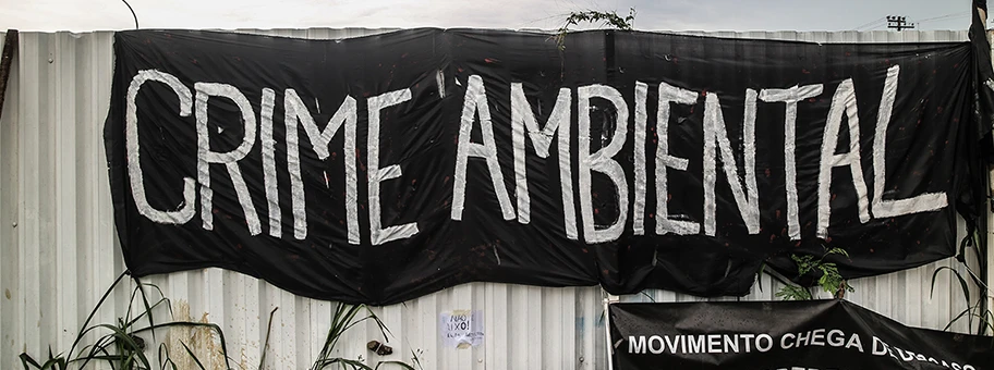 Protestplakat mit dem Titel „Umweltverbrechen“ vor dem eigens für die Olympischen Spiele angelegten Golfplatz in Rio de Janeiro.