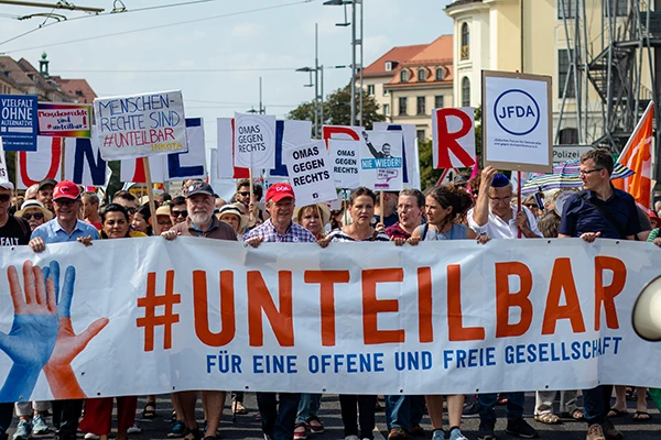 Unter dem Motto "#unteilbar - Solidarität statt Ausgrenzung" demonstrierten am 24. August 2019 rund 35.000 Menschen gegen Diskriminierung, Verarmung, Rassismus, Sexismus, Entrechtung und Nationalismus in Dresden.