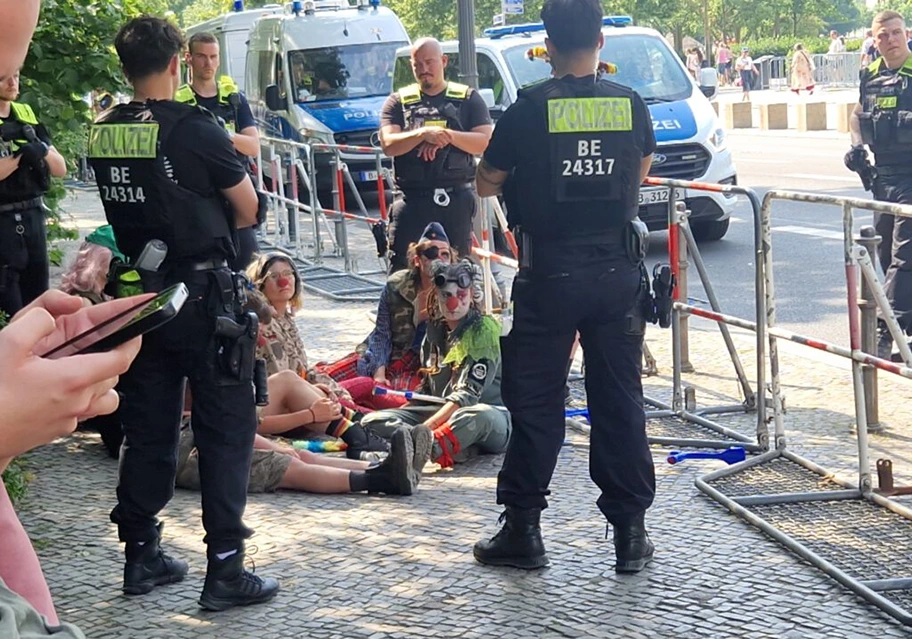 Verhaftung der protestierenden Clowns am Veteranentag.