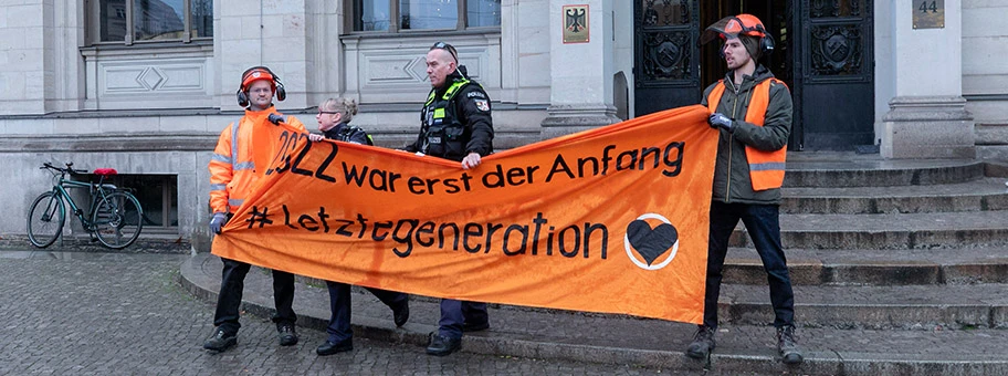 Aktion der Letzten Generation vor dem Verkehrsministerium, 4. Januar 2023.