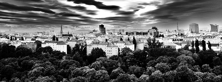 Dunkle Wolken über Wien, der Hauptstadt von Österreich.